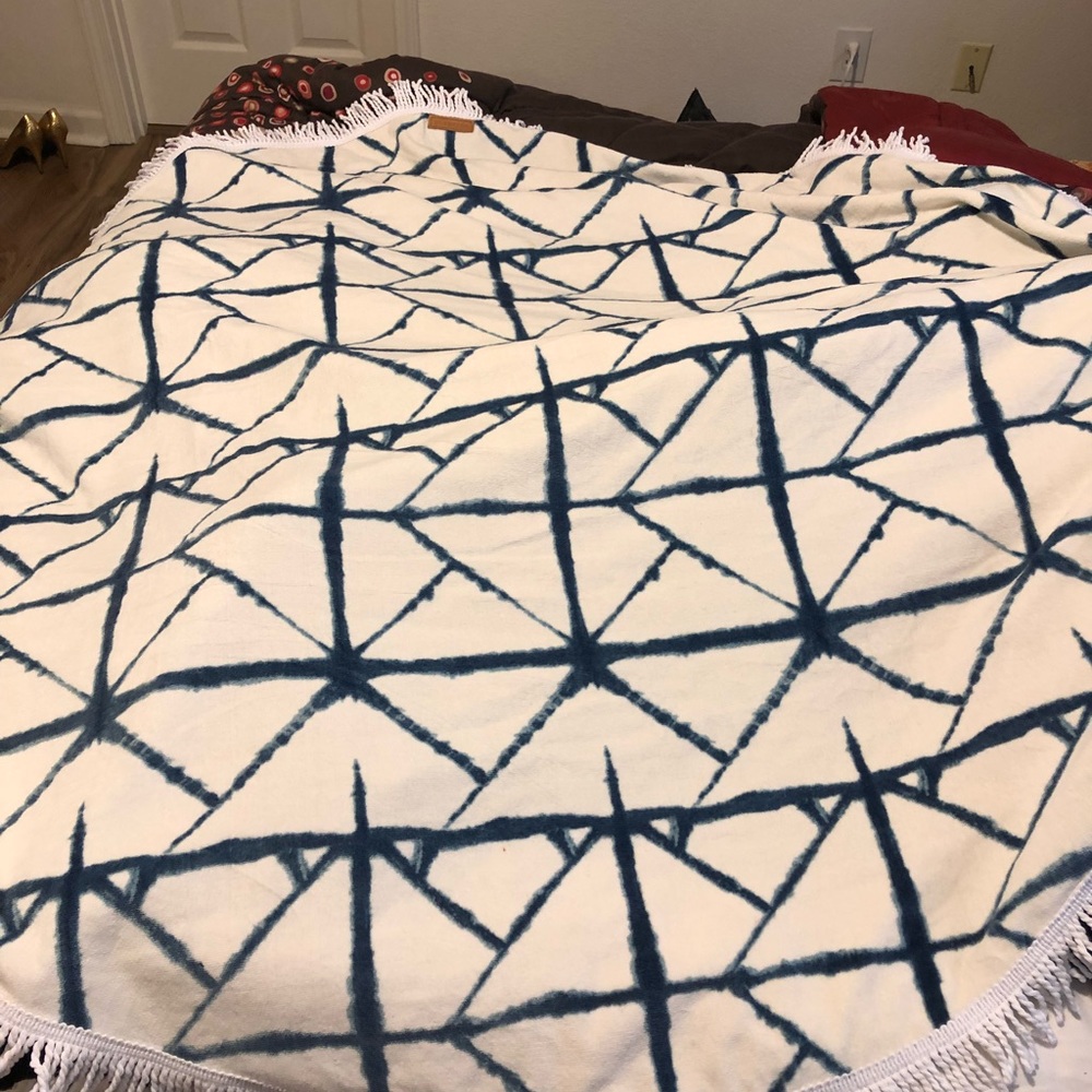 Round table cover